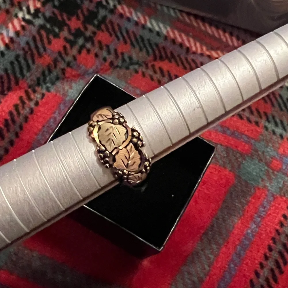 Elegant black hills Gold Leaf Motif Ring - Picture 4 of 7